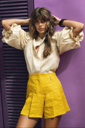 Bermuda Guayacán de MonBali Collection, shorts color mostaza en lino 100 %, cierre frontal con cremallera y diseño artesanal