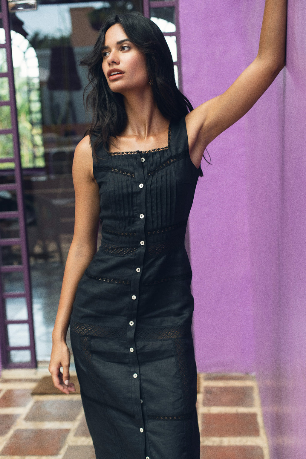 Vestido lencero largo de color negro, 100% lino de MonBali Collection, tirantes, botones delanteros, encajes, hecho en España