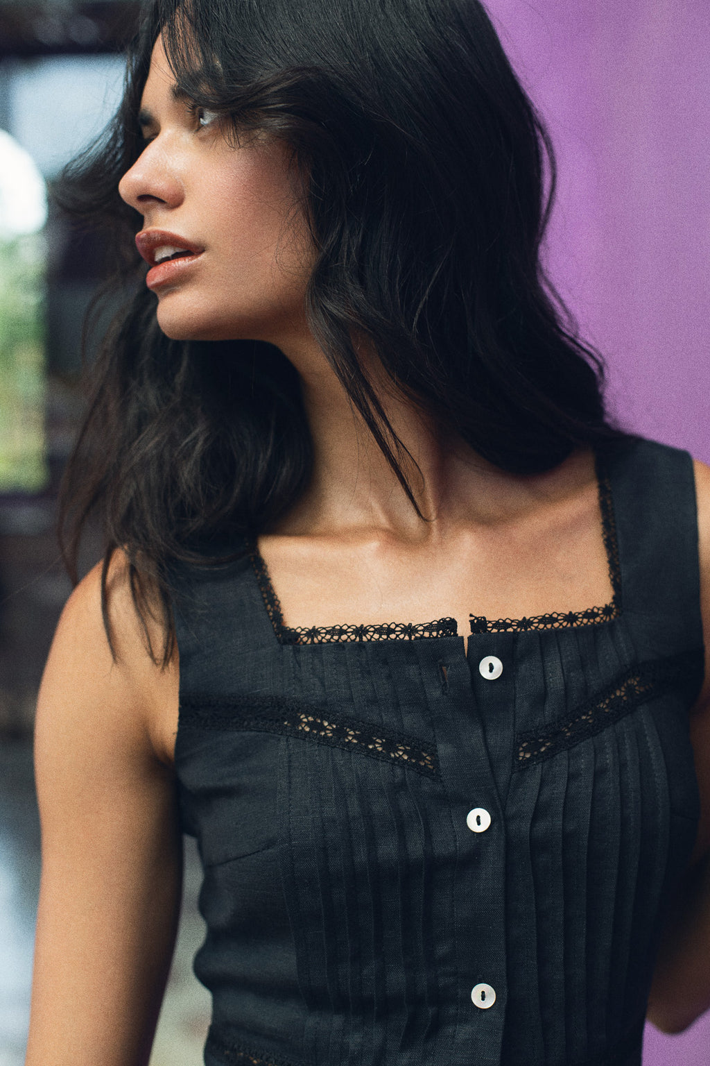 Vestido lencero largo de color negro, 100% lino de MonBali Collection, tirantes, botones delanteros, encajes, hecho en España