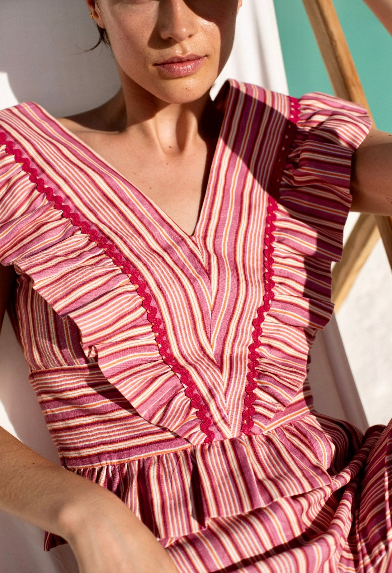 Blusa estampada de rayas de MonBali Collection, tejido de lino 100 %, diseño elegante y atemporal con escote en pico
