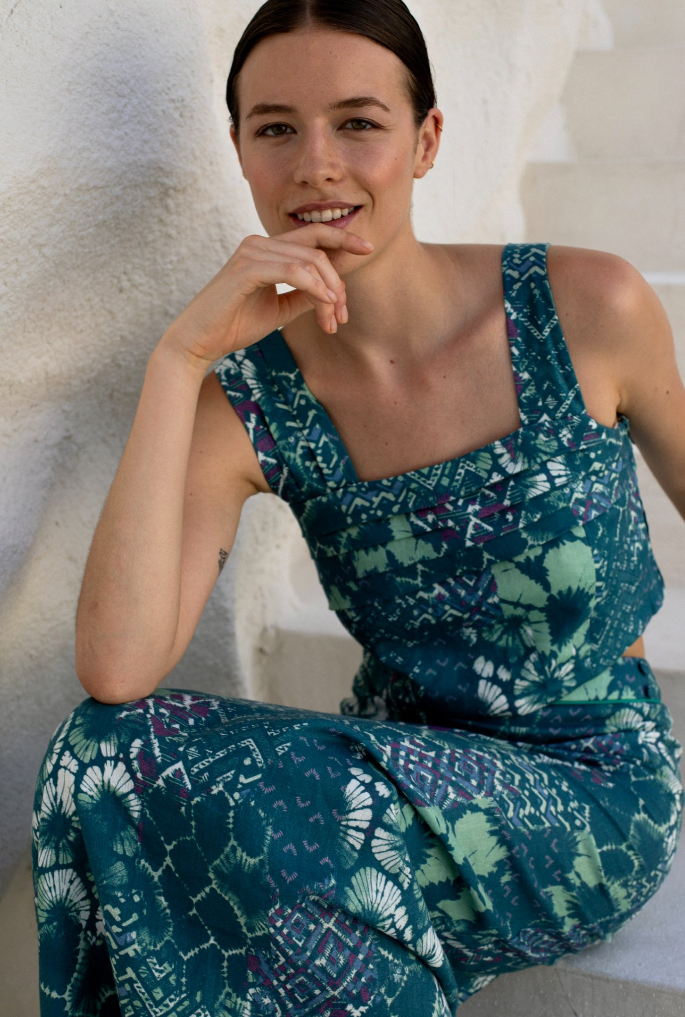Conjunto Aria de MonBali Collection, dos piezas formado por top y falda midi confeccionado en 100% lino estampado en tonos verdes y azules, hecho en España