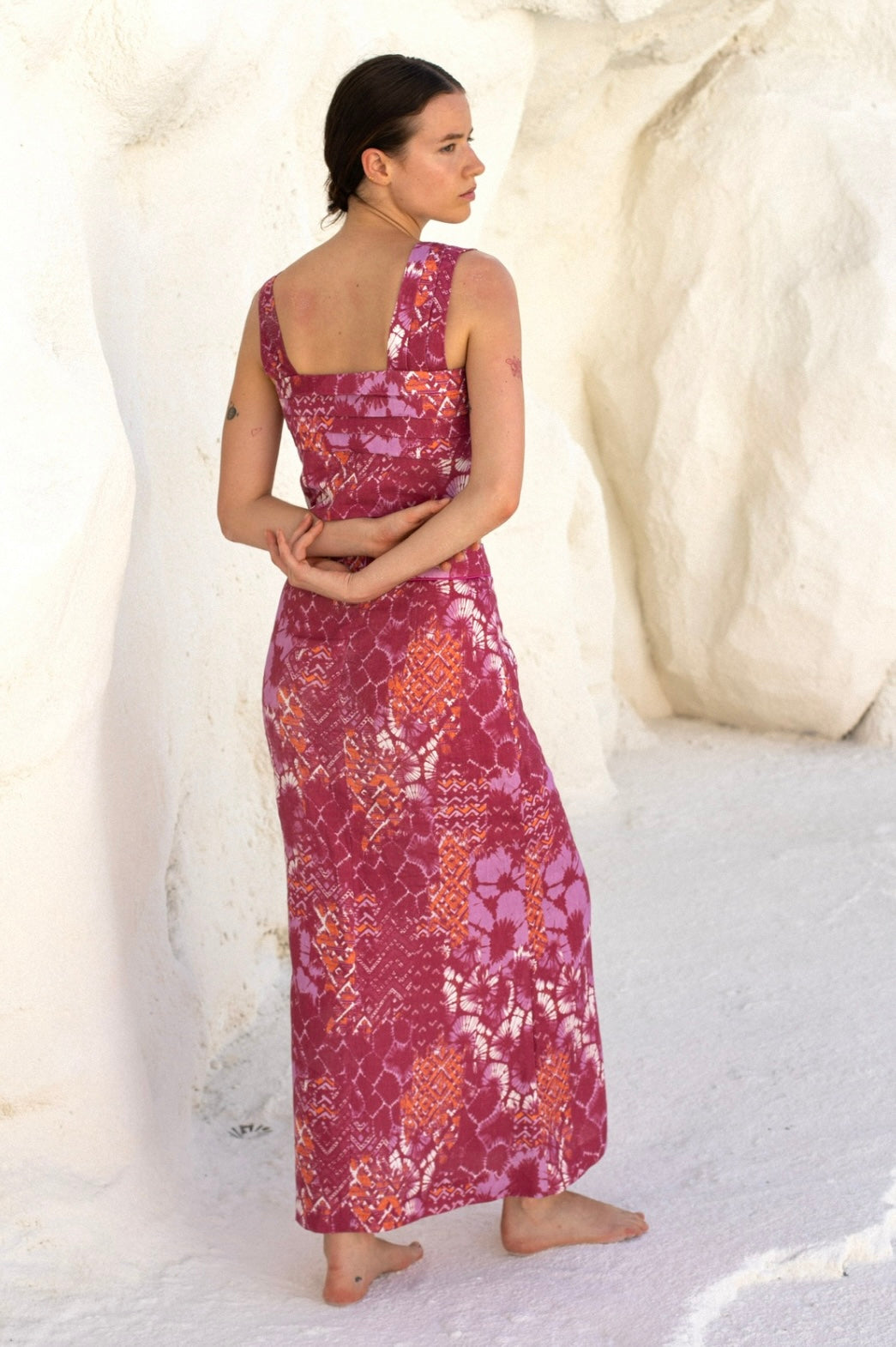Conjunto estampado de MonBali Collection, look de lino 100 % con top de tirante asimétrico y falda midi, ideal para eventos de verano