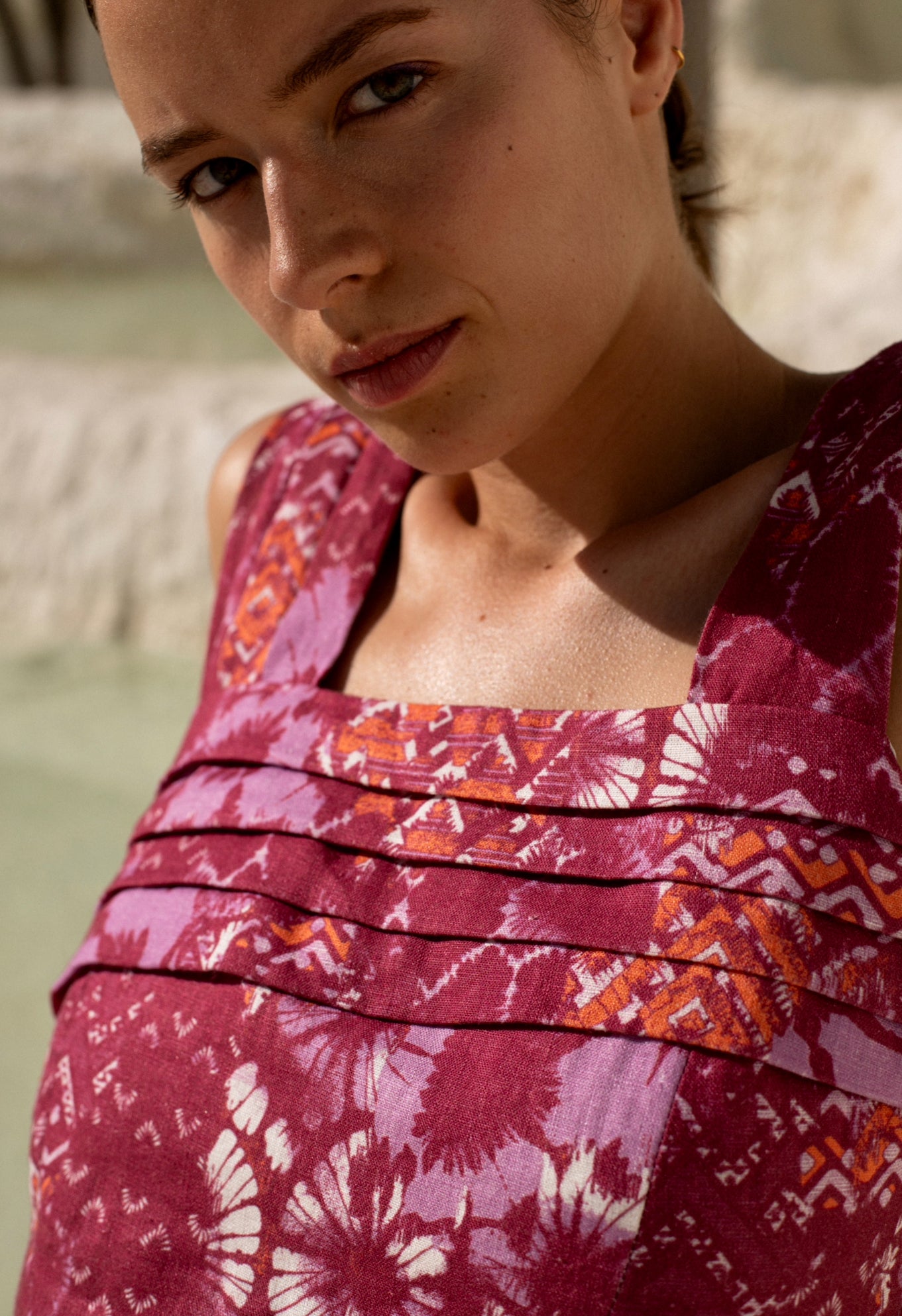 Top de MonBali Collection, tirantes asimétricos y cremallera lateral invisible, confeccionado en lino 100 % estampado en tonos rosas 