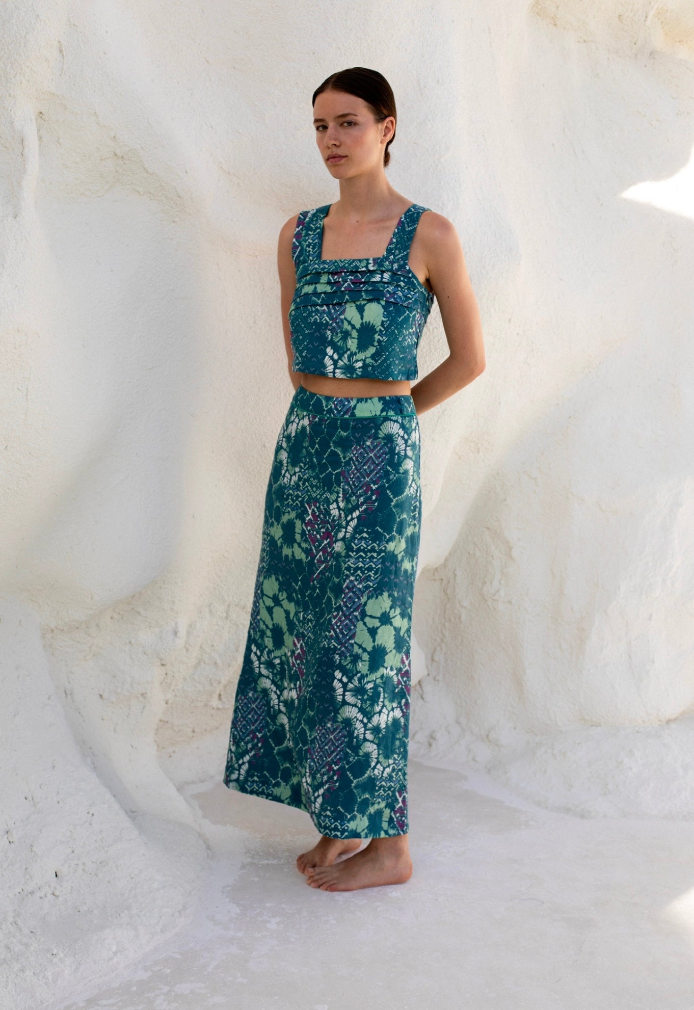 Conjunto Aria de MonBali Collection, dos piezas formado por top y falda midi confeccionado en 100% lino estampado en tonos verdes y azules, hecho en España