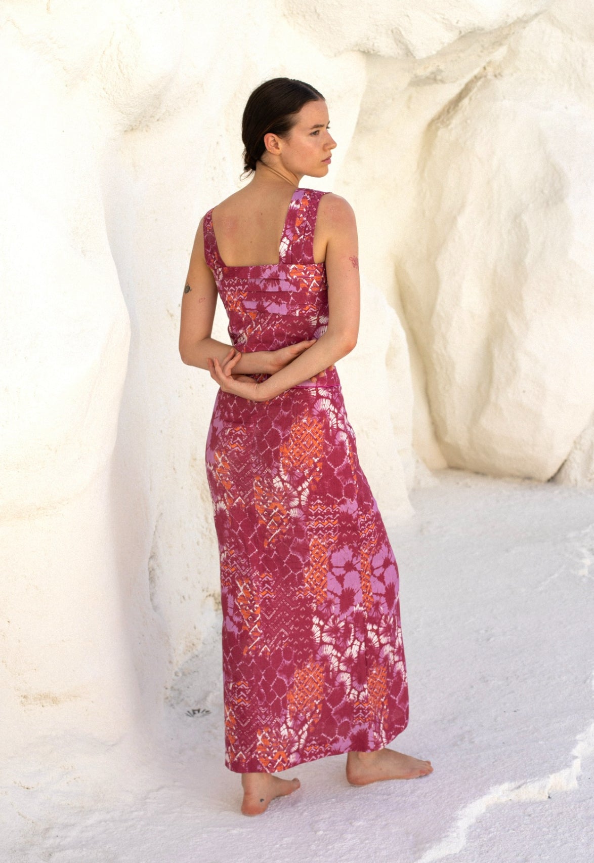 Conjunto estampado de MonBali Collection, look de lino 100 % con top de tirante asimétrico y falda midi, ideal para eventos de verano