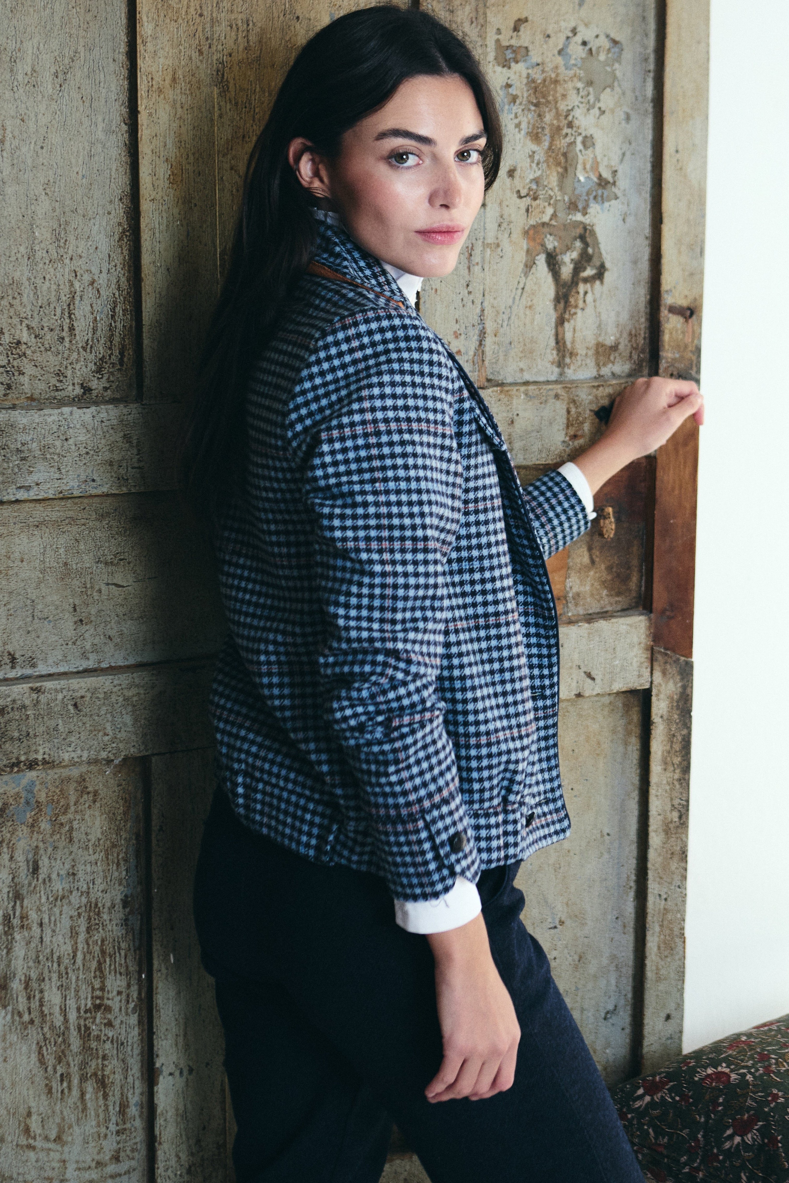 Chaqueta de lana azul MonBali Collection, diseño artesanal, elegante y atemporal