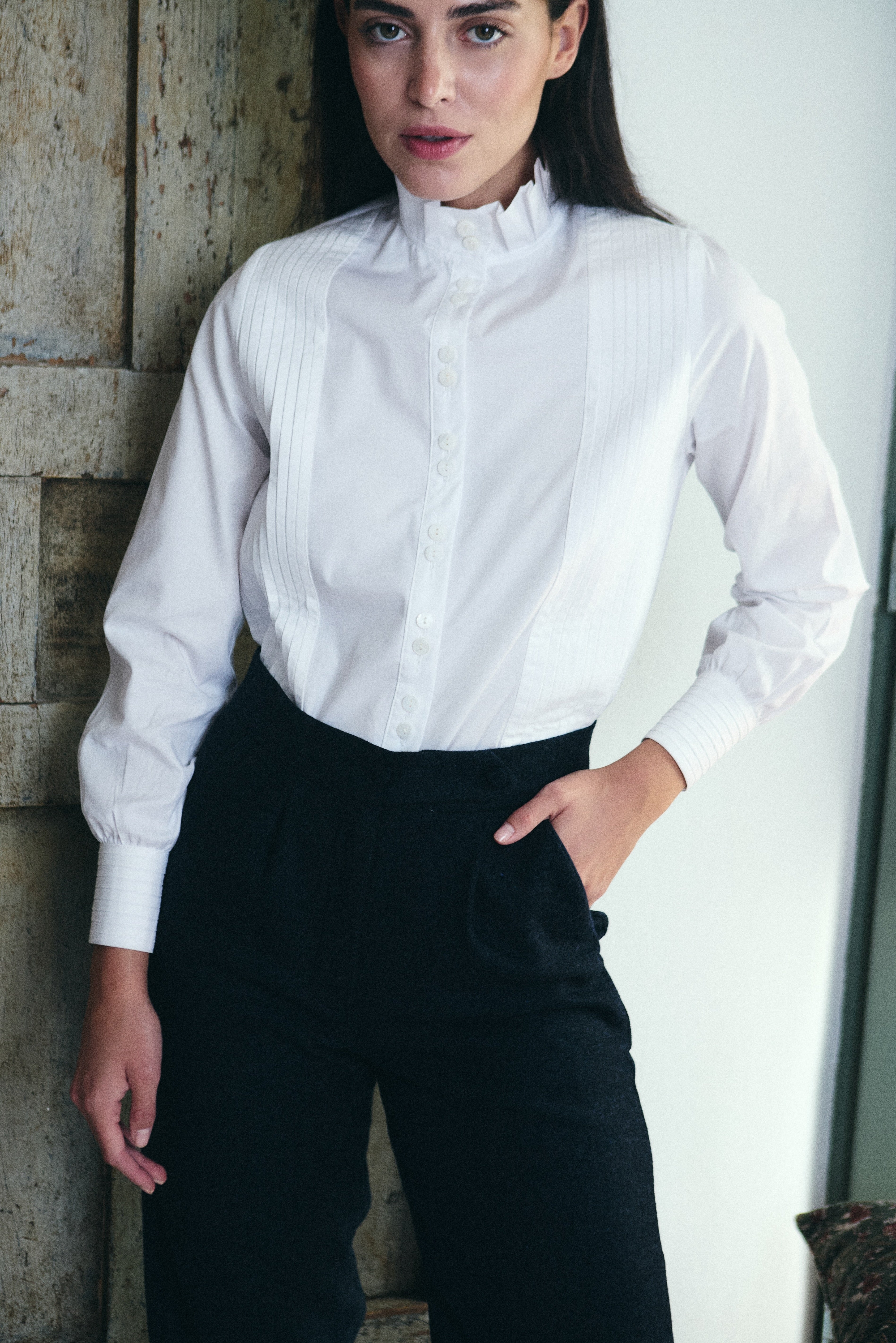 Camisa de algodón orgánico blanca de MonBali Collection, prenda artesanal, elegante y atemporal
