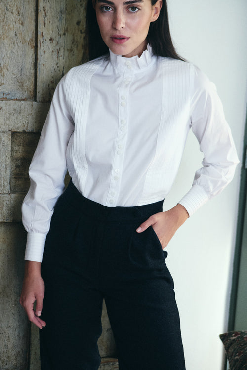 Camisa de algodón orgánico blanca de MonBali Collection, prenda artesanal, elegante y atemporal