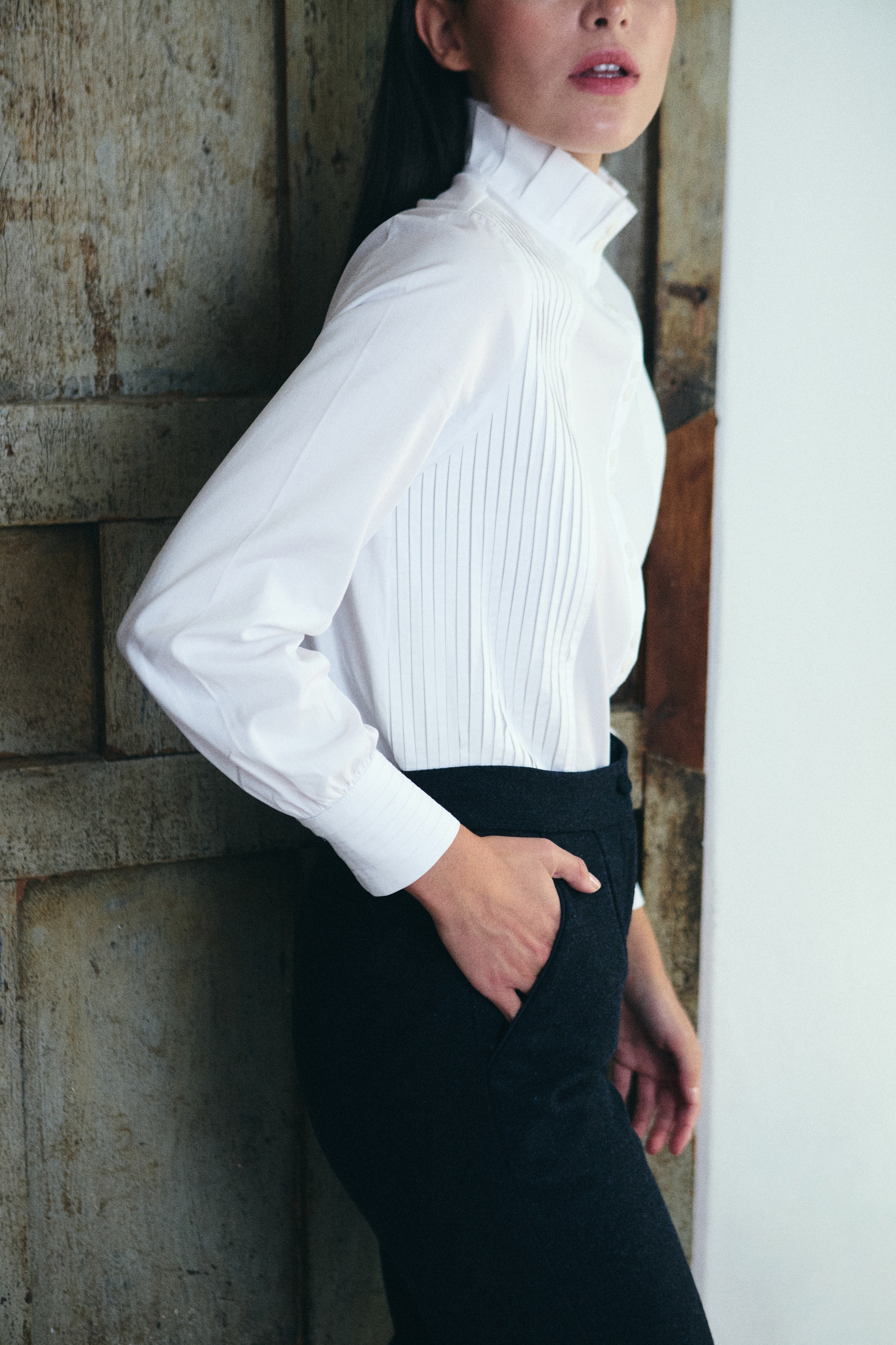 Camisa de algodón orgánico blanca de MonBali Collection, prenda artesanal, elegante y atemporal