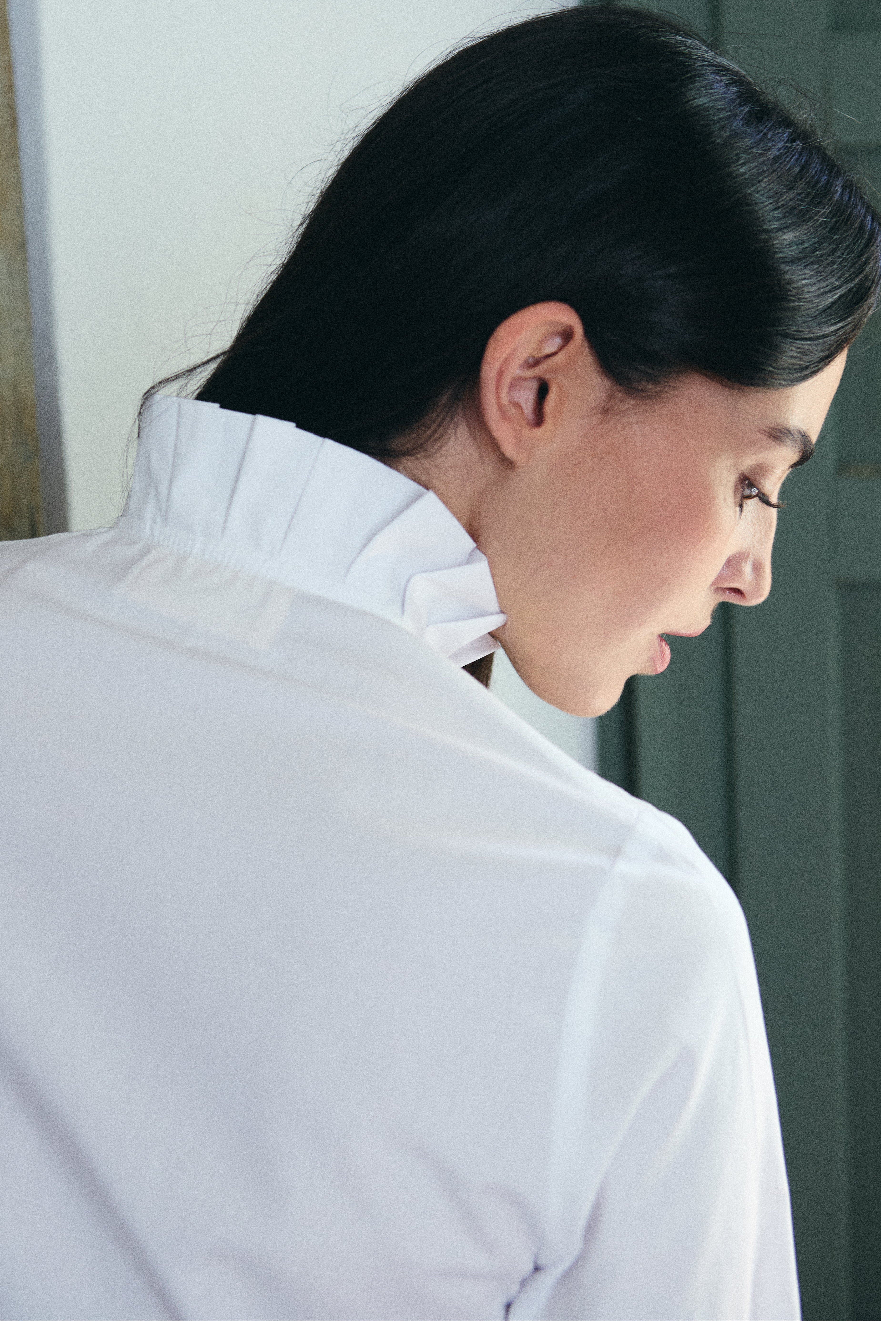 Vista posterior de la Camisa Gardenia de MonBali Collection, prenda de algodón orgánico con corte atemporal y sofisticado