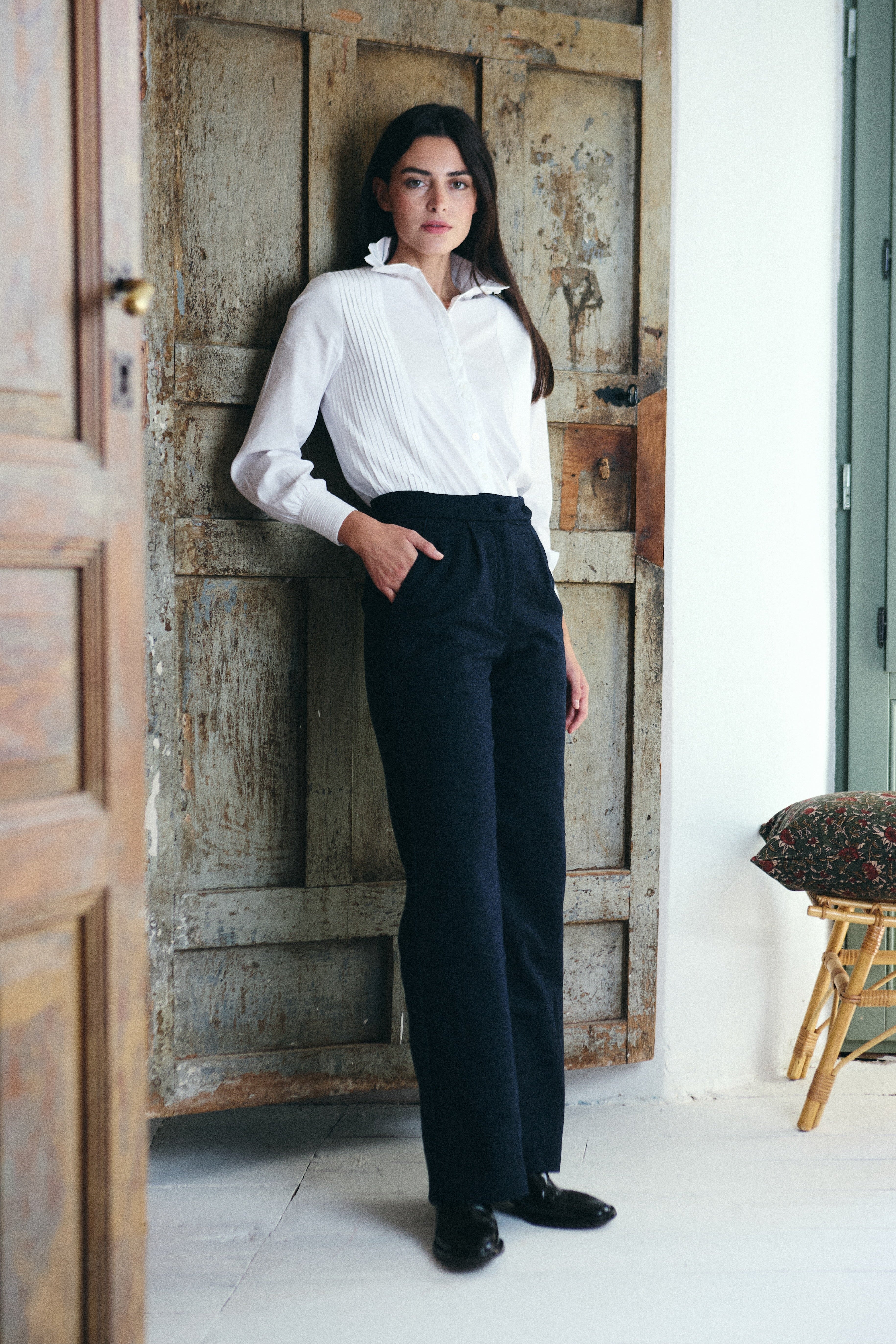 Pantalón recto de lana color azul de MonBali Collection, pieza artesanal y atemporal 