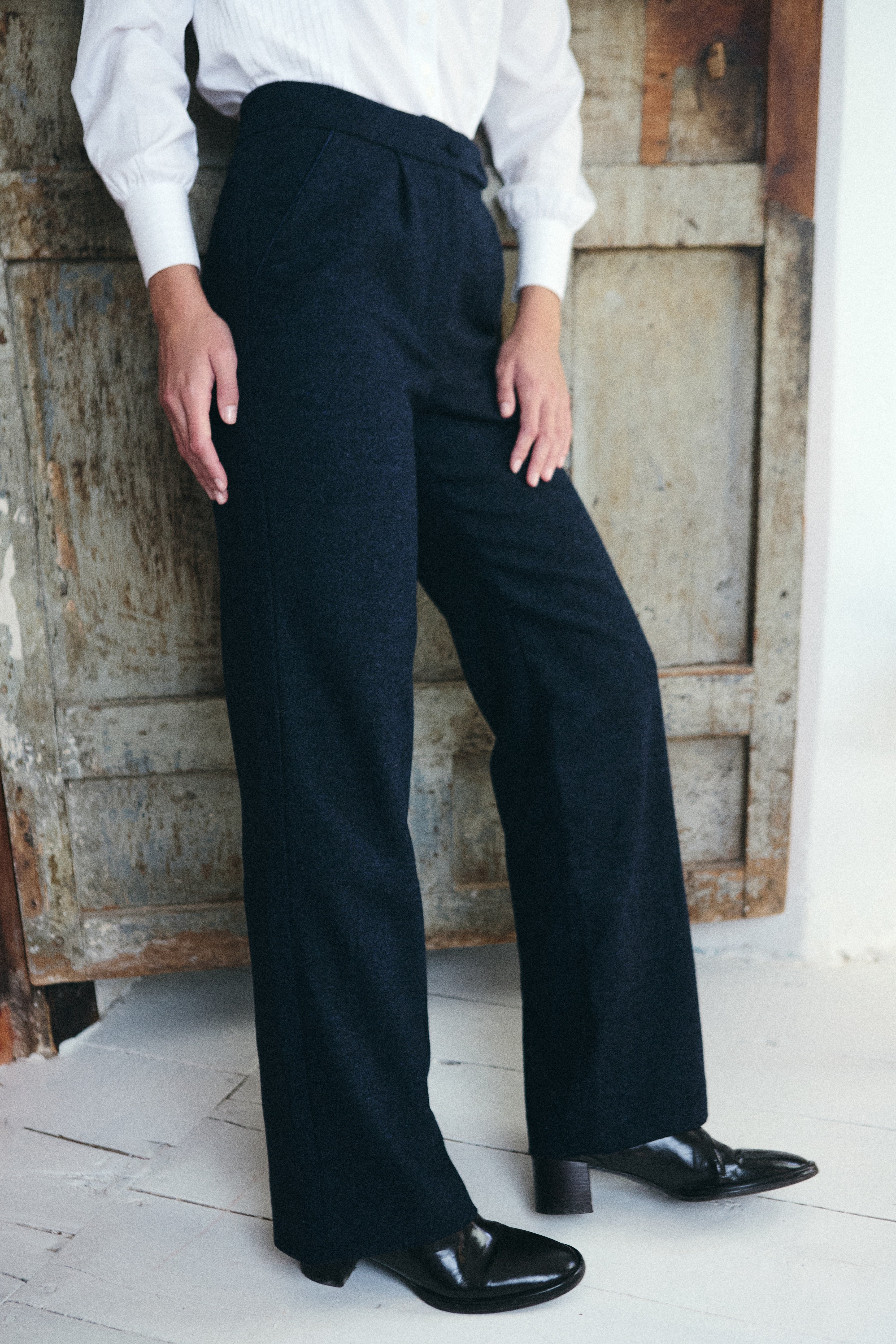 Pantalón recto de lana color azul de MonBali Collection, pieza artesanal y atemporal 