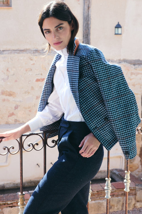 Chaqueta de lana azul MonBali Collection, diseño artesanal, elegante y atemporal