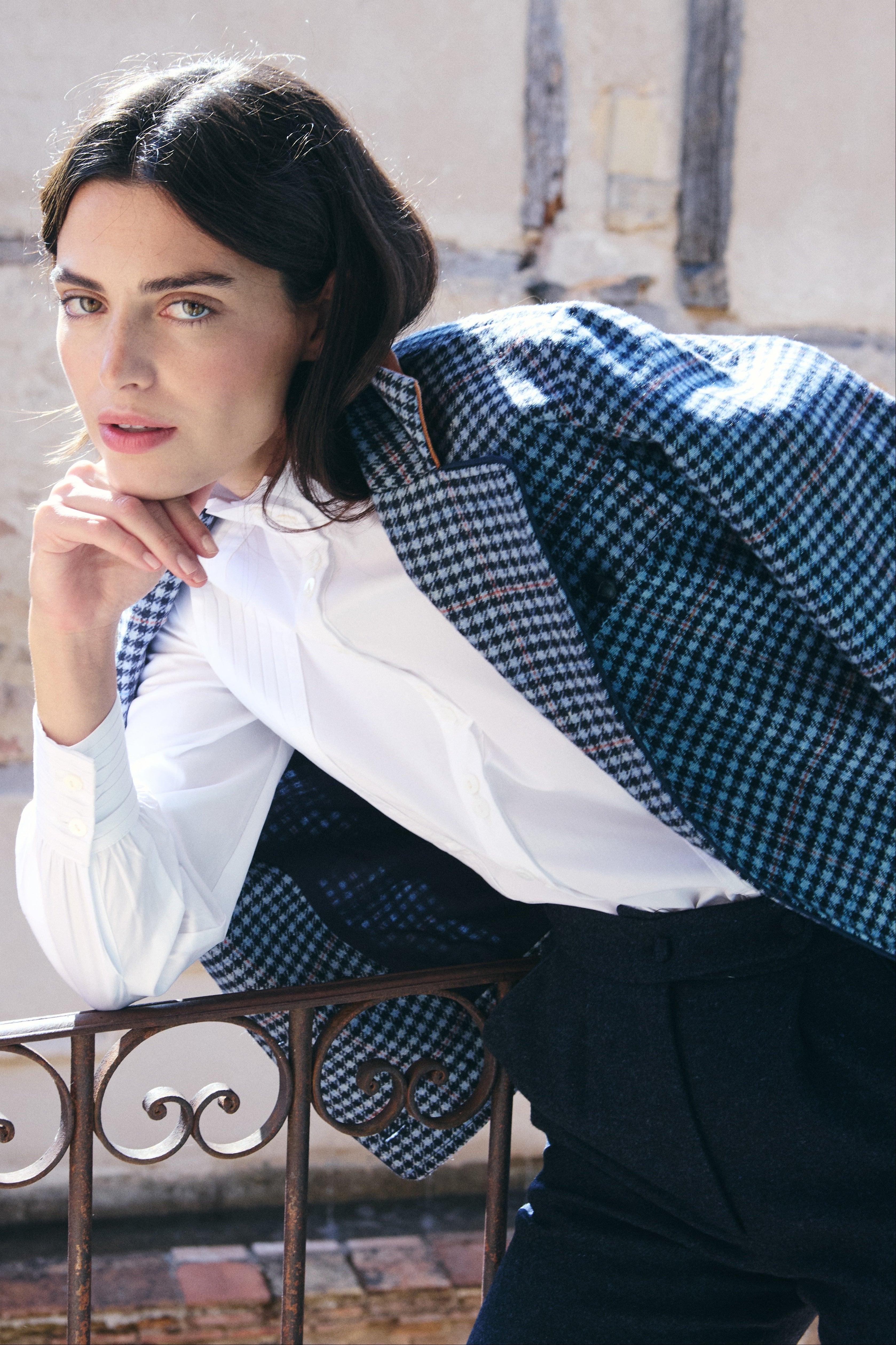 Chaqueta de lana azul MonBali Collection, diseño artesanal, elegante y atemporal