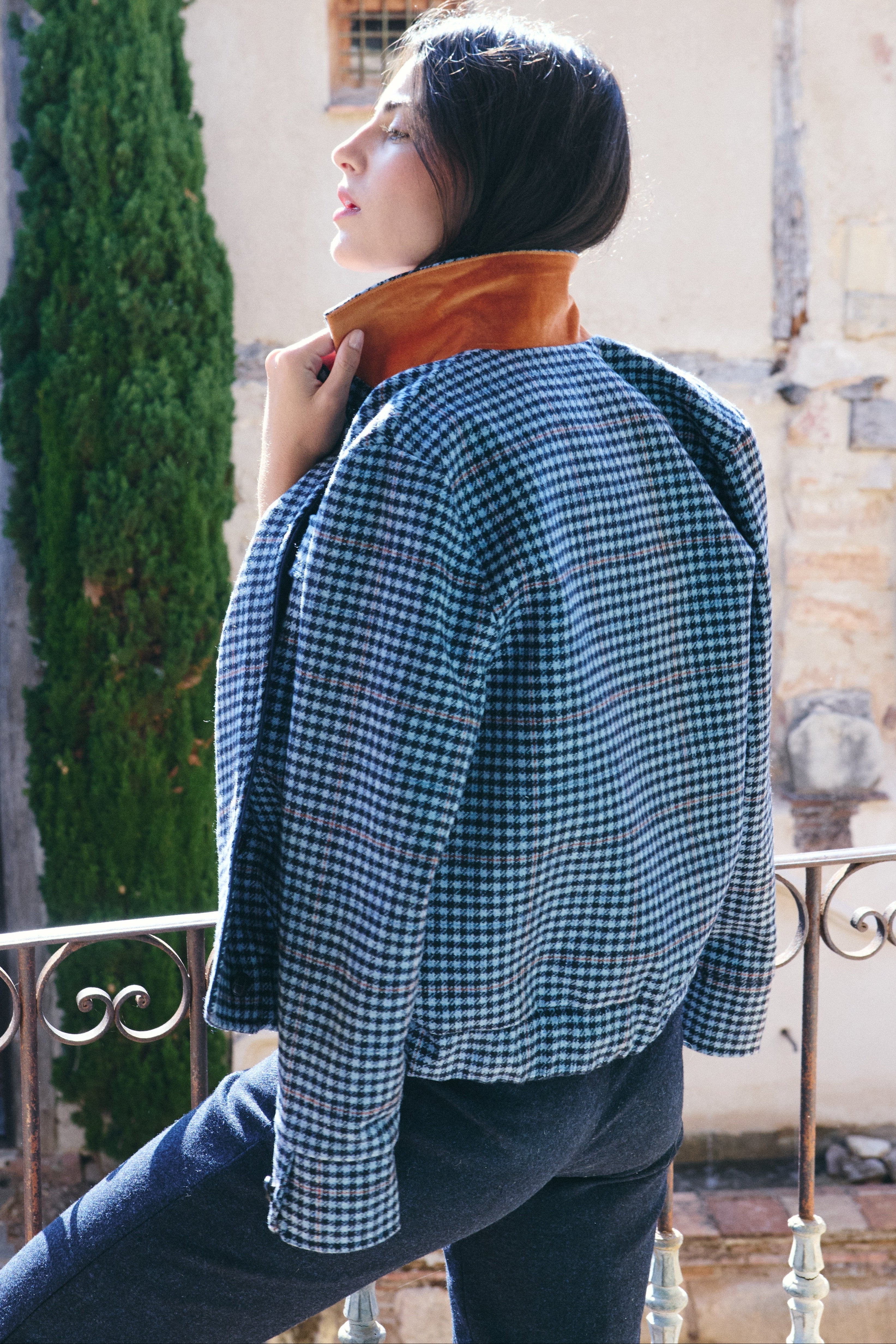 Chaqueta de lana azul MonBali Collection, diseño artesanal, elegante y atemporal