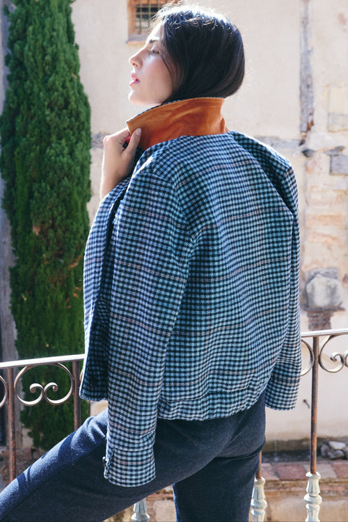 Chaqueta de lana azul MonBali Collection, diseño artesanal, elegante y atemporal