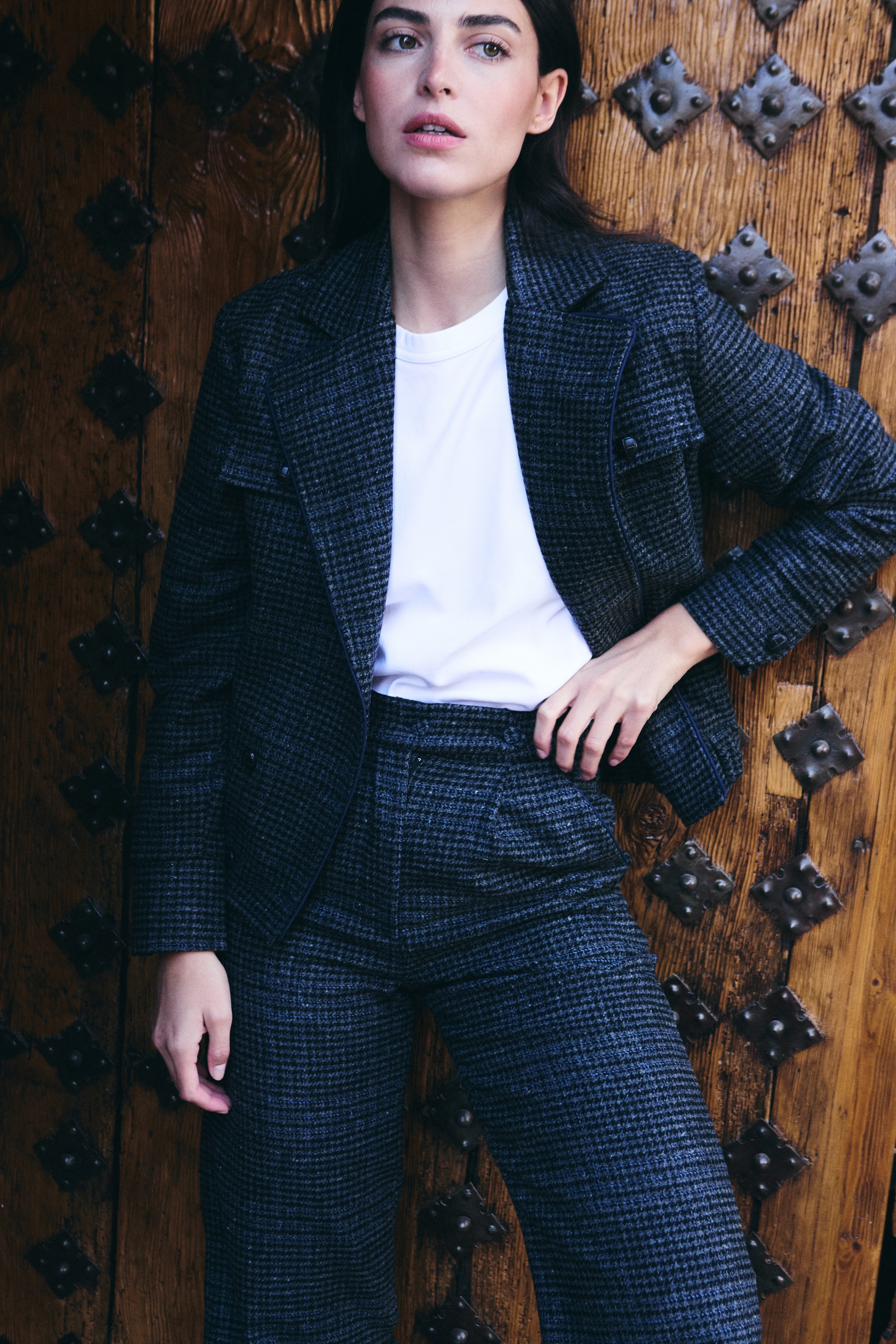 Conjunto de chaqueta y pantalón de lana gris de MonBali Collection, pieza artesanal, de calidad y atemporal 