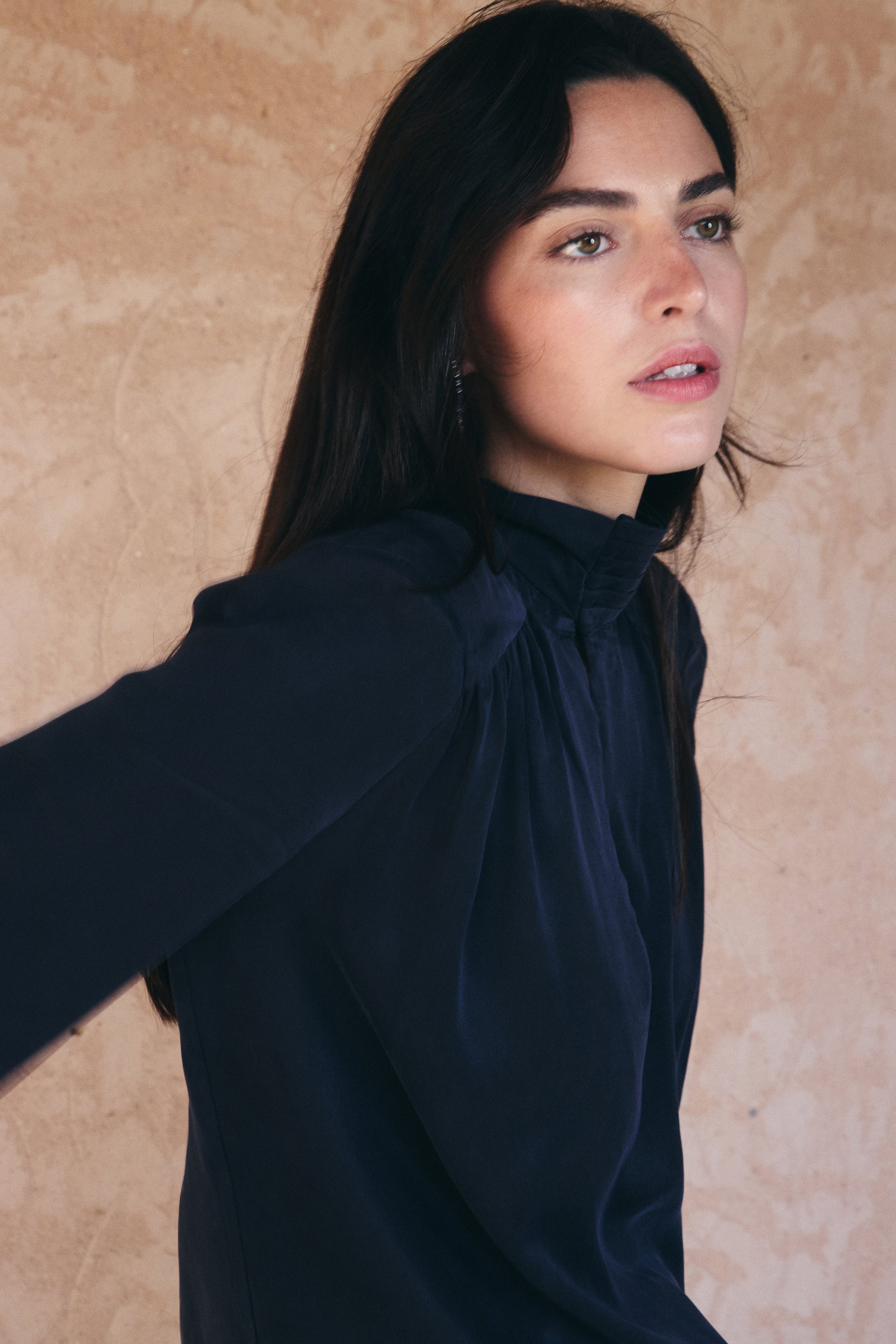 Blusa Orquídea azul marino de cupro y viscosa MonBali Collection, con lazada al cuello y hombreras