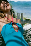 Traje de baño de MonBali Collection, con lazo al cuello y escote, confeccionado en tejido reciclado ECONYL®