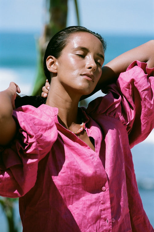 Blusa de lino con mangas abullonadas de Monbali Collection