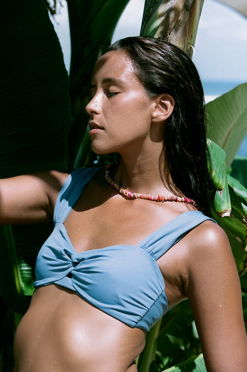 Bikini Hibiscus Monbali de color azul, top con nudo frontal y lazo trasero, braguita fruncida