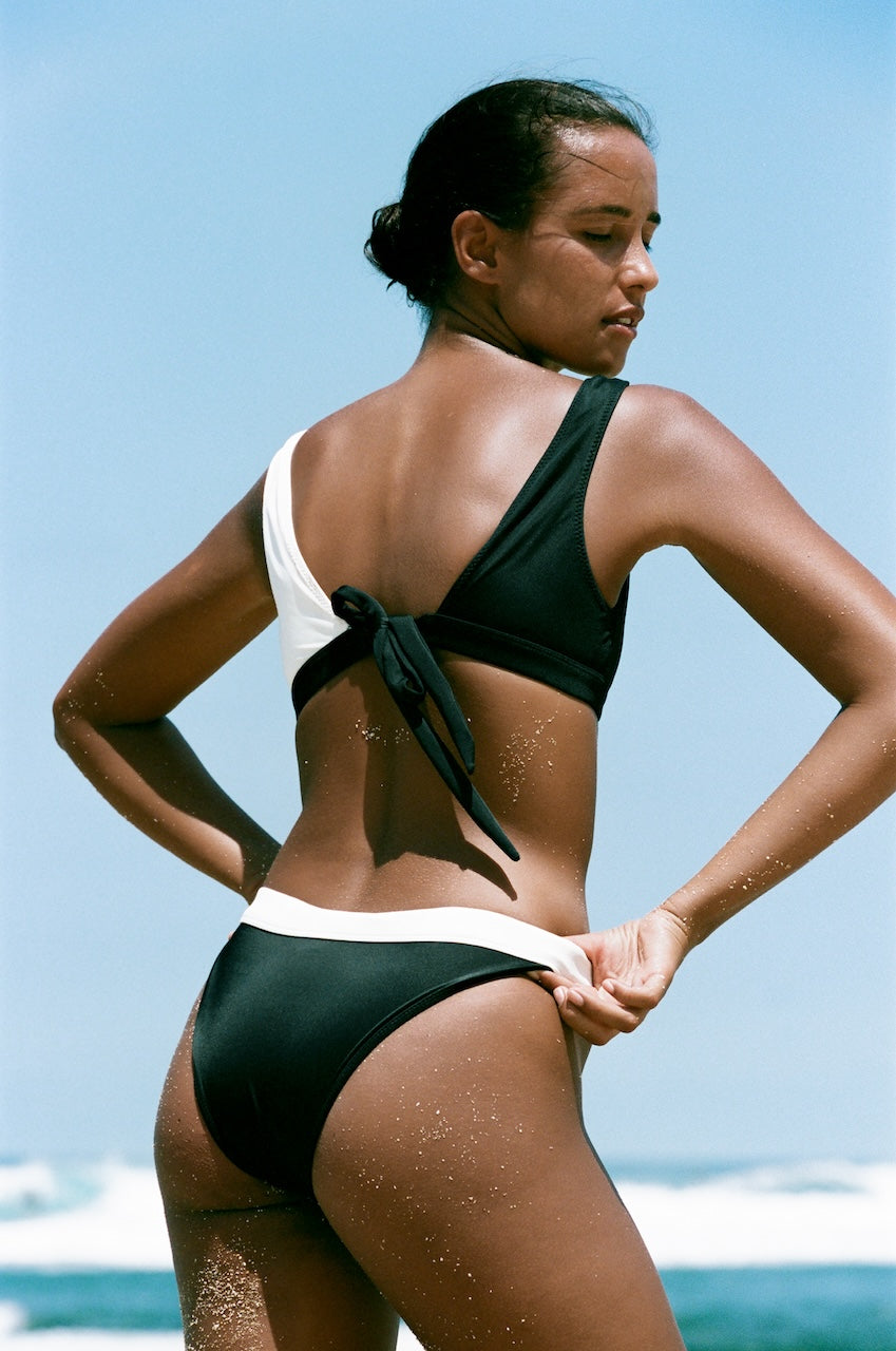 Bikini Folia bicolor blanco y negro con braguita clásica 